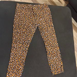 Old navy pixie ankle pant in leopard. Size 12.